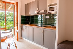 A compact kitchen with grey cabinets, a wooden countertop, a stainless steel sink, and a microwave. - Elbamar Lacona 1 - Elbamar Lacona 1 - Bilocale 4 Comfort (Capoliveri)