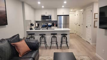 冰箱、微波炉、烤箱、炉灶