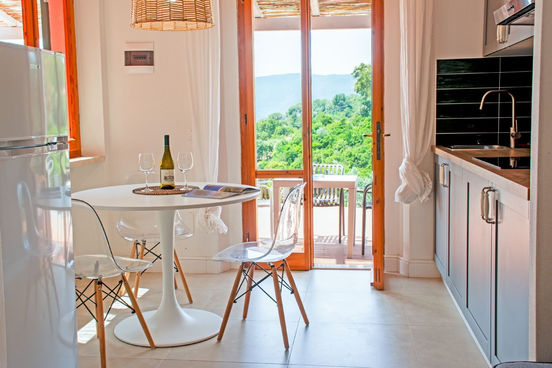 Een koelkast, een microgolfoven