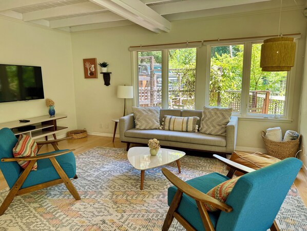 Smart TV - Redwood Treehouse with Hot Tub (Guerneville)