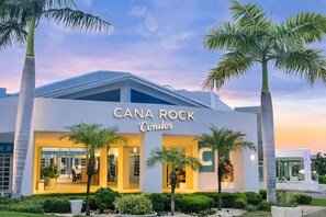 Ein modernes Gebäude mit dem Schild "CANA ROCK Condos", das einen Wohnkomplex kennzeichnet.