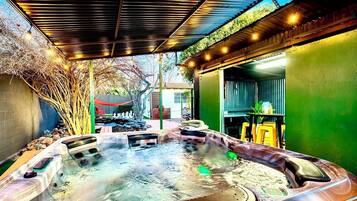 Tina de hidromasaje al aire libre