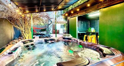 Arcadia Retreat + Resort Yard + Hot Tub + Detached Casita