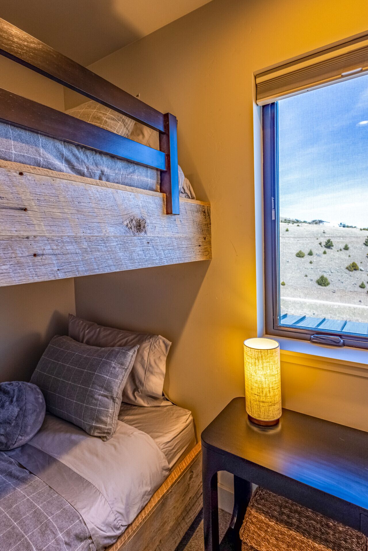 4 quartos, escrivaninha, ferros/tábuas de passar roupa, berço de viagem