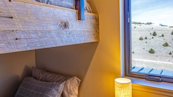 4 quartos, escrivaninha, ferros/tábuas de passar roupa, berço de viagem