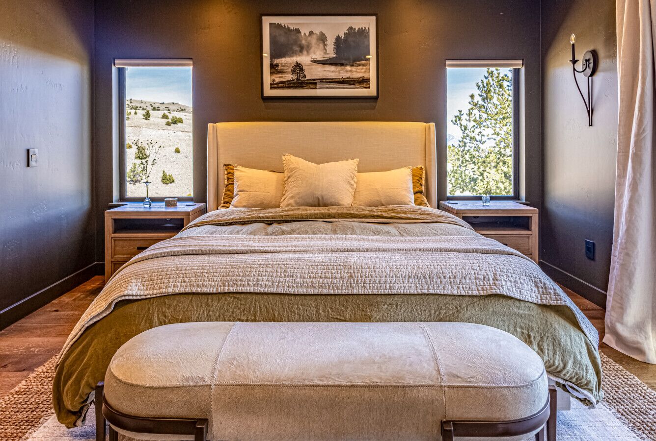 4 soverom, skrivebord, strykejern/-brett og reiseseng for barn