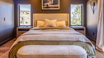 4 soverom, skrivebord, strykejern/-brett og reiseseng for barn