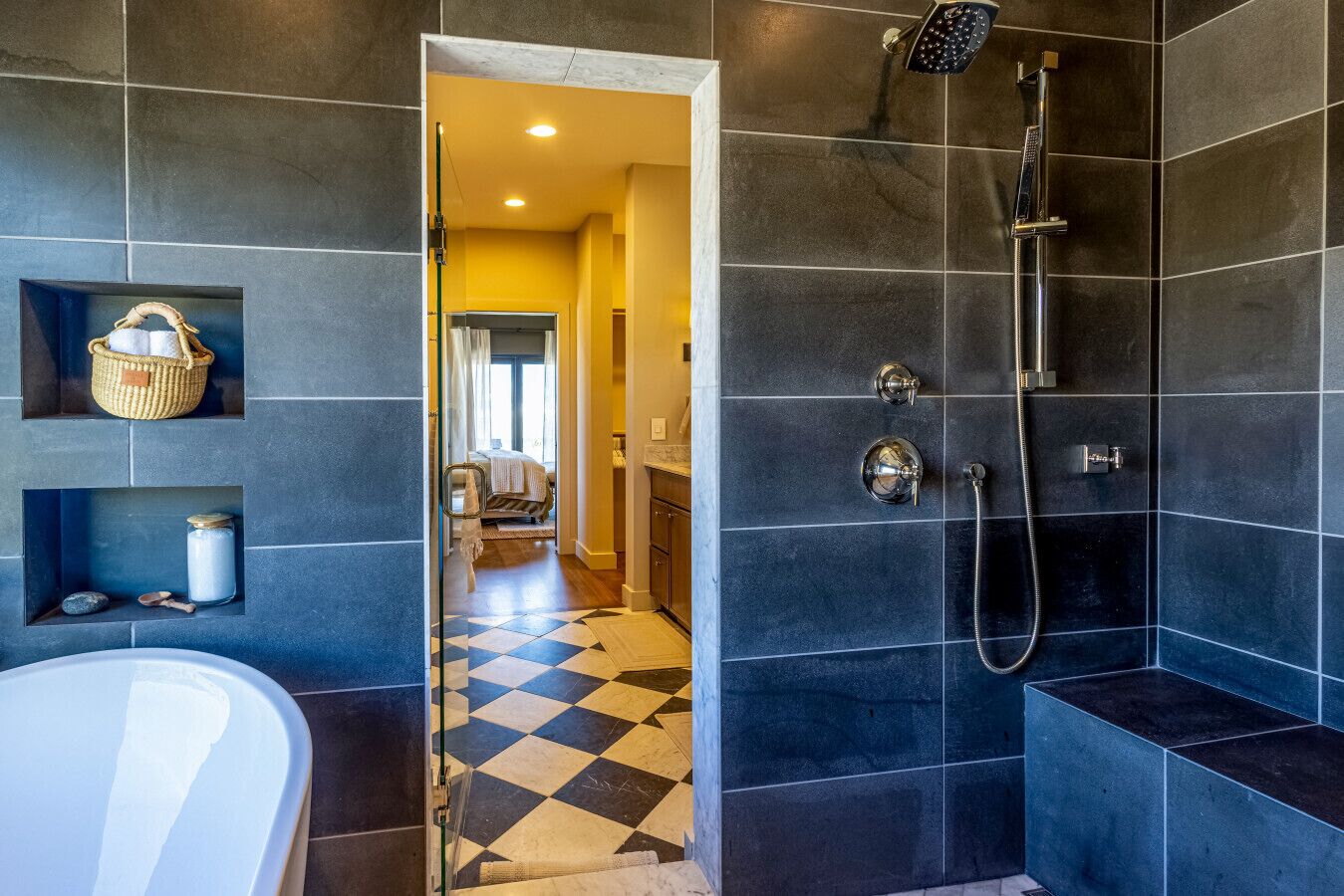 Ein modernes Badezimmer mit Badewanne, Dusche und einem Duschkopf sowie einem Schachbrettmuster auf dem Boden.