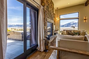 TV, caminetto, videogiochi, libri