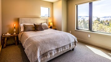 4 bedrooms, desk, iron/ironing board, travel cot