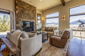 TV, caminetto, videogiochi, libri