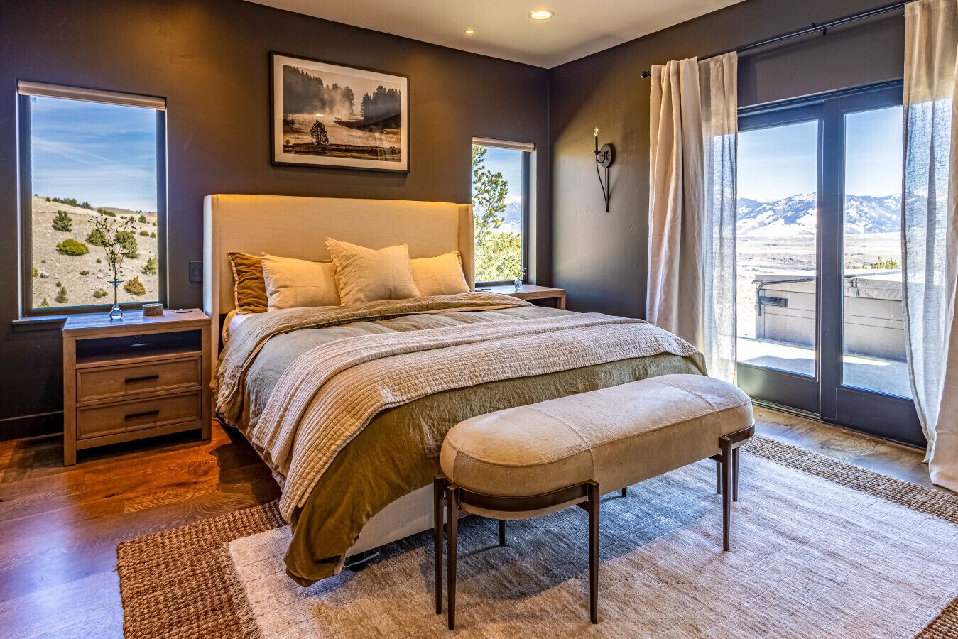 4 habitaciones, escritorio y tabla de planchar con plancha 