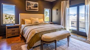 4 habitaciones, escritorio y tabla de planchar con plancha