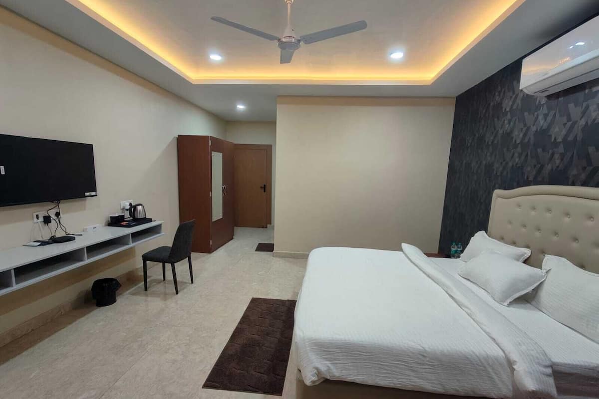 Standard Double Room, Balcony, Garden View | Desk, free WiFi