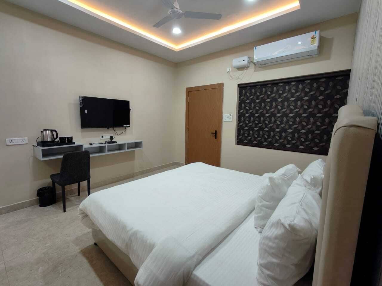 Standard Double Room, Balcony, Garden View | Desk, free WiFi