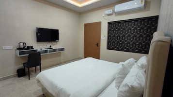 Standard Double Room, Balcony, Garden View | Desk, free WiFi