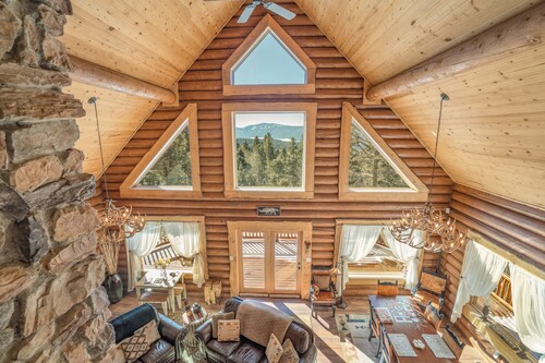 Custom high-end 3 bedroom log cabin sleeps 12. Located on the ski hill!