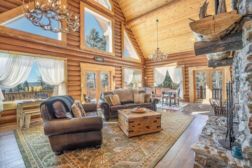 Custom high-end 3 bedroom log cabin sleeps 12. Located on the ski hill!