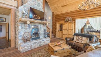 Téléviseur connecté, foyer, lecteur de DVD, livres