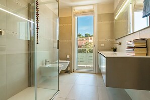 Shower, hair dryer - Casa Sotto Bomba  a stone's throw from the sea. (Portoferraio)
