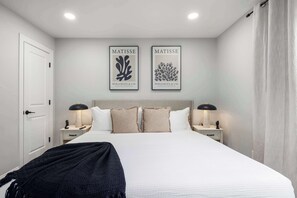 2 bedrooms, iron/ironing board, free WiFi, bed sheets - NJ Getaway: Modern Luxury with King-Sized Comfort (Jersey City)