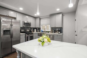 Fridge, microwave, oven, stovetop - NJ Getaway: Modern Luxury with King-Sized Comfort (Jersey City)