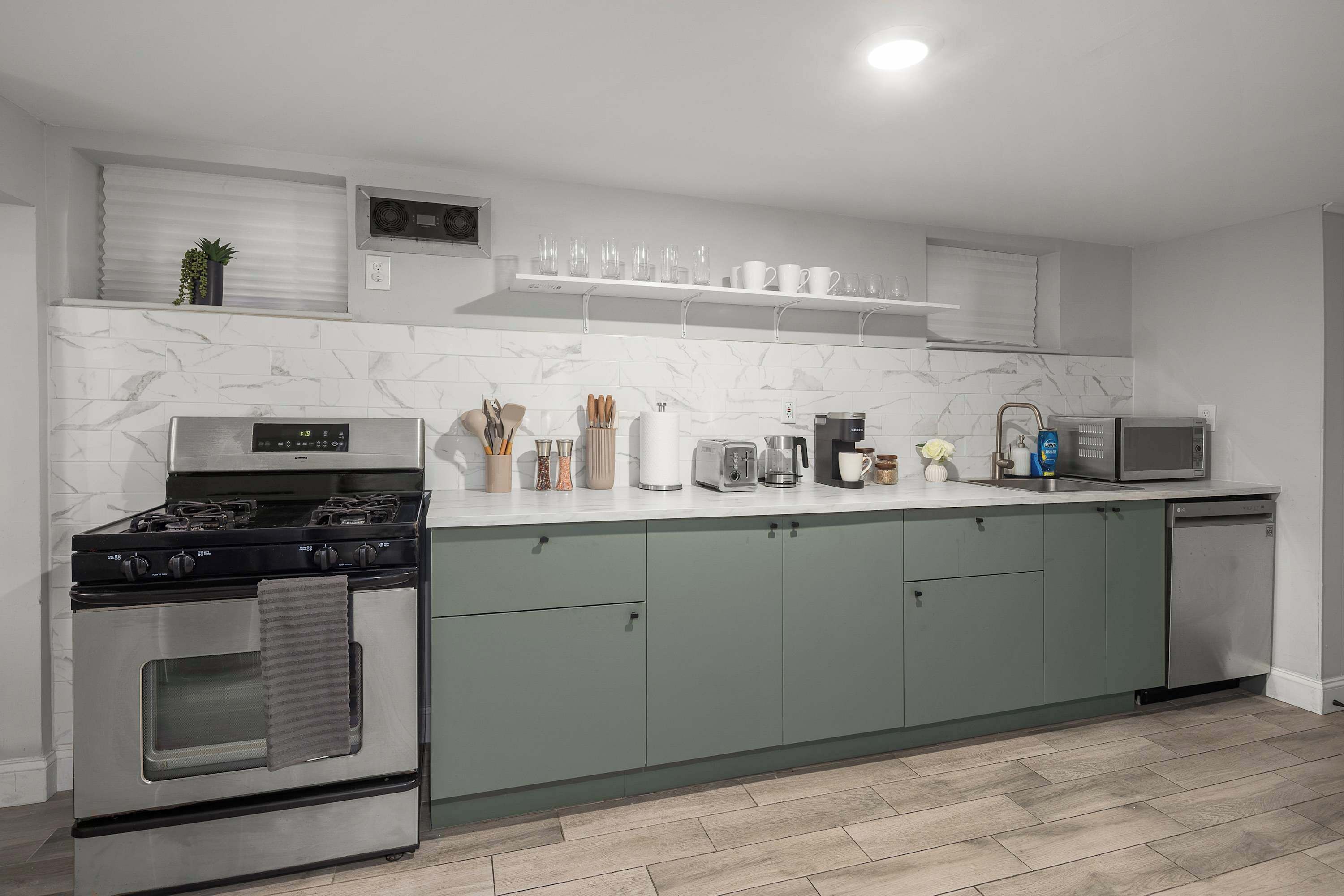 Geladeira, micro-ondas, fogão, cooktop