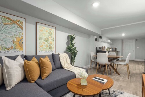 Modern 1BR Gem | Queen Bed | Fast NYC Access