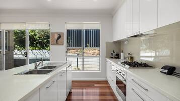 Geladeira, micro-ondas, fogão, cooktop