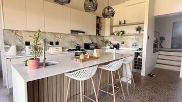 Micro-ondes, four, plaque de cuisson, lave-vaisselle