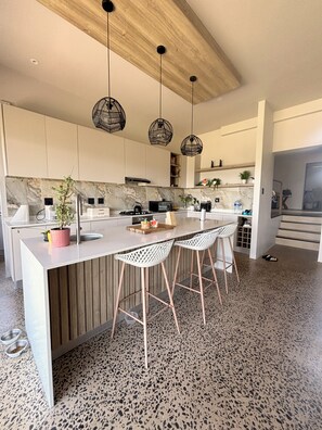 Microwave, oven, stovetop, dishwasher - Fantastic 3-bedroom house in eMdloti perfect for your getaway! (eMdloti)