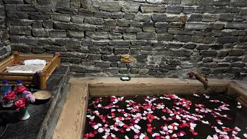 Massasje med varme steiner og thailandsk massasje