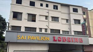 Un bâtiment portant une enseigne indiquant « SAI PAVILION LODGING », ce qui signifie qu’il s’agit d’un établissement proposant des hébergements.