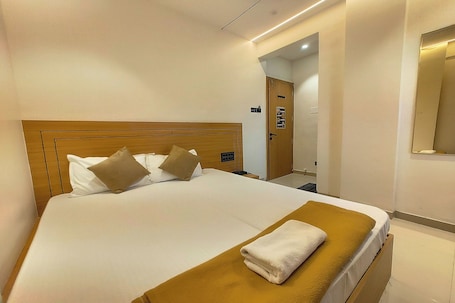 Desk, free WiFi, bed sheets. Sai Pavilion Lodging
