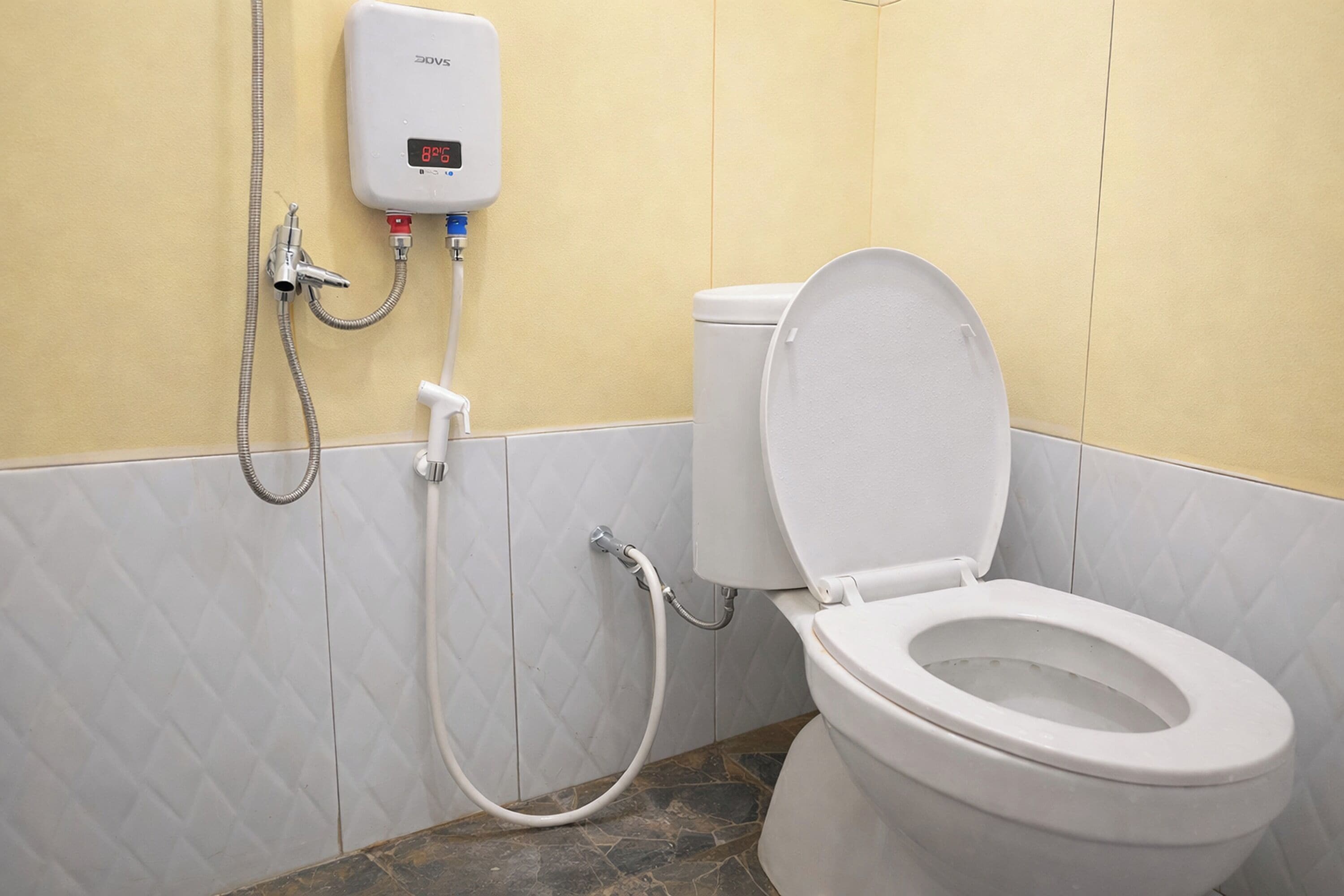 Shower, rainfall showerhead, free toiletries, towels