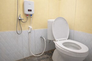 Shower, rainfall showerhead, free toiletries, towels