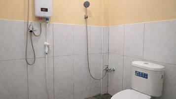 Shower, rainfall showerhead, free toiletries, towels