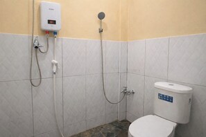 Douche, douche à « effet pluie », articles de toilette gratuits