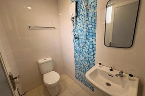 高级房, 1 张大床 | 浴室 | 淋浴设施、大花洒淋浴喷头、免费洗浴用品、毛巾