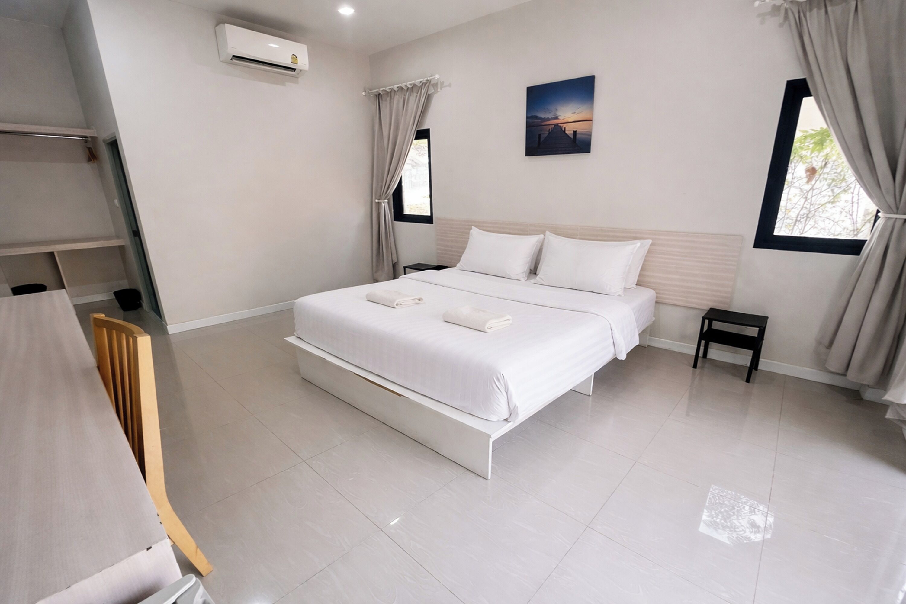 مكتب ومكواة/لوح كي وواي فاي مجانًا وملاءات أسرّة