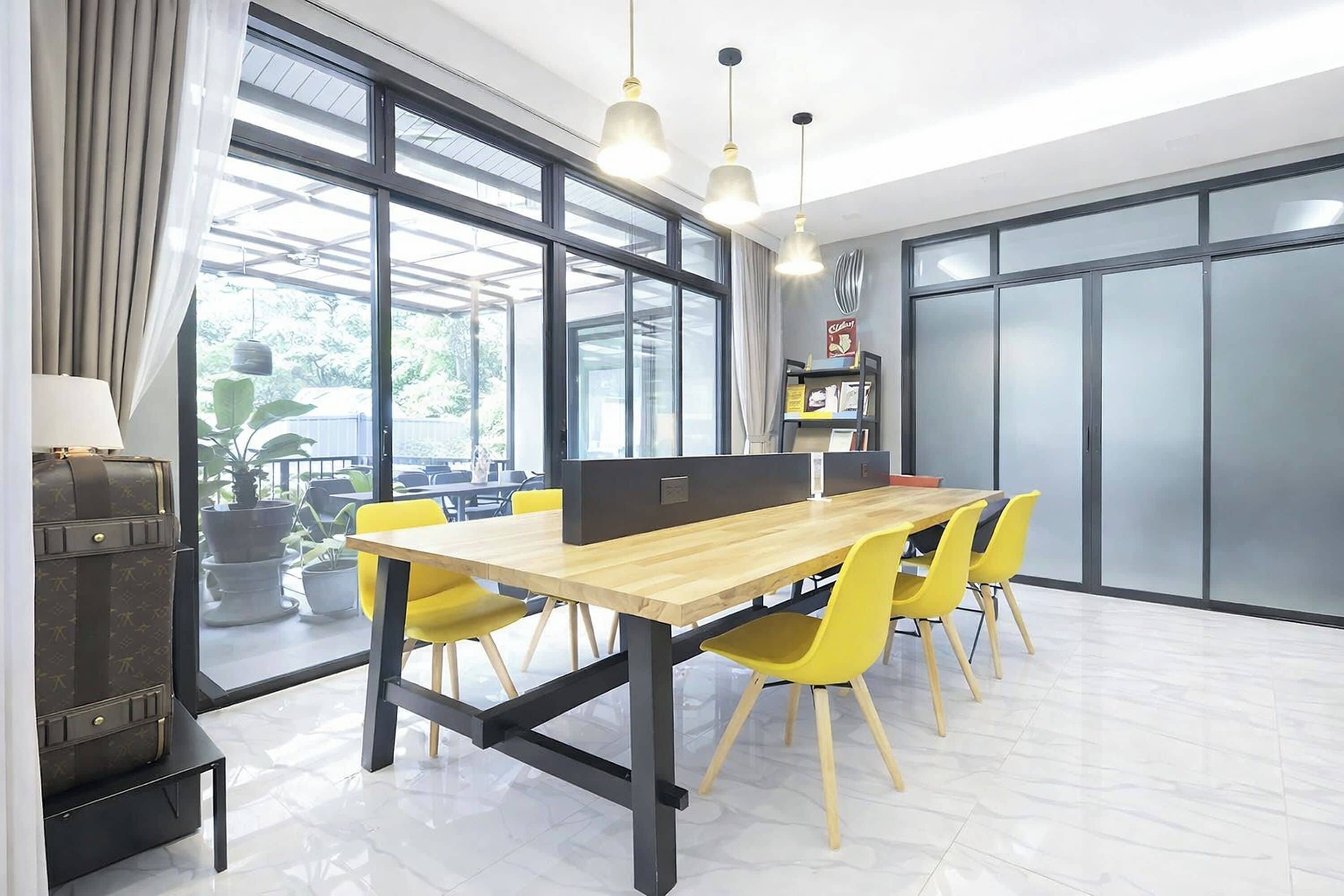 Melayani sarapan dan makan siang dengan sajian masakan Asia