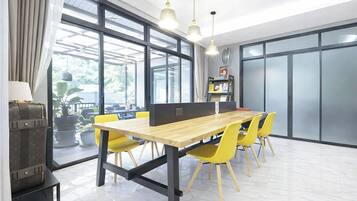 Melayani sarapan dan makan siang dengan sajian masakan Asia