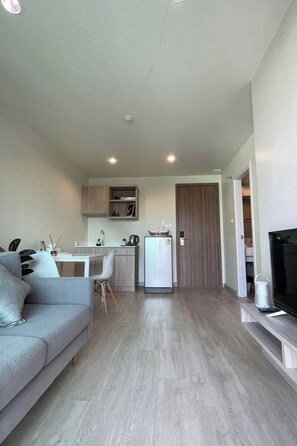 Standard-Apartment, 1 Schlafzimmer | Wohnbereich | 32-Zoll-Flachbildfernseher mit Kabelempfang