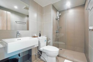 A modern bathroom with a sink, toilet, and glass-enclosed shower. - The View Chaengwattana 14 (Bangkok)