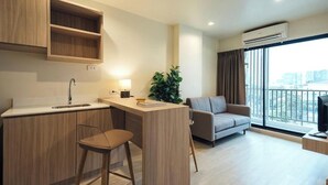 Un apartamento moderno con cocina, comedor, sofá y balcón con vistas.