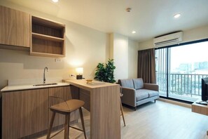 One Bedroom Double Bed | Desk, bed sheets - The View Chaengwattana 14 (Bangkok)