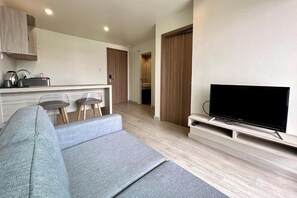 Apartment, 1 Bedroom | Desk, bed sheets - The View Chaengwattana 14 (Bangkok)