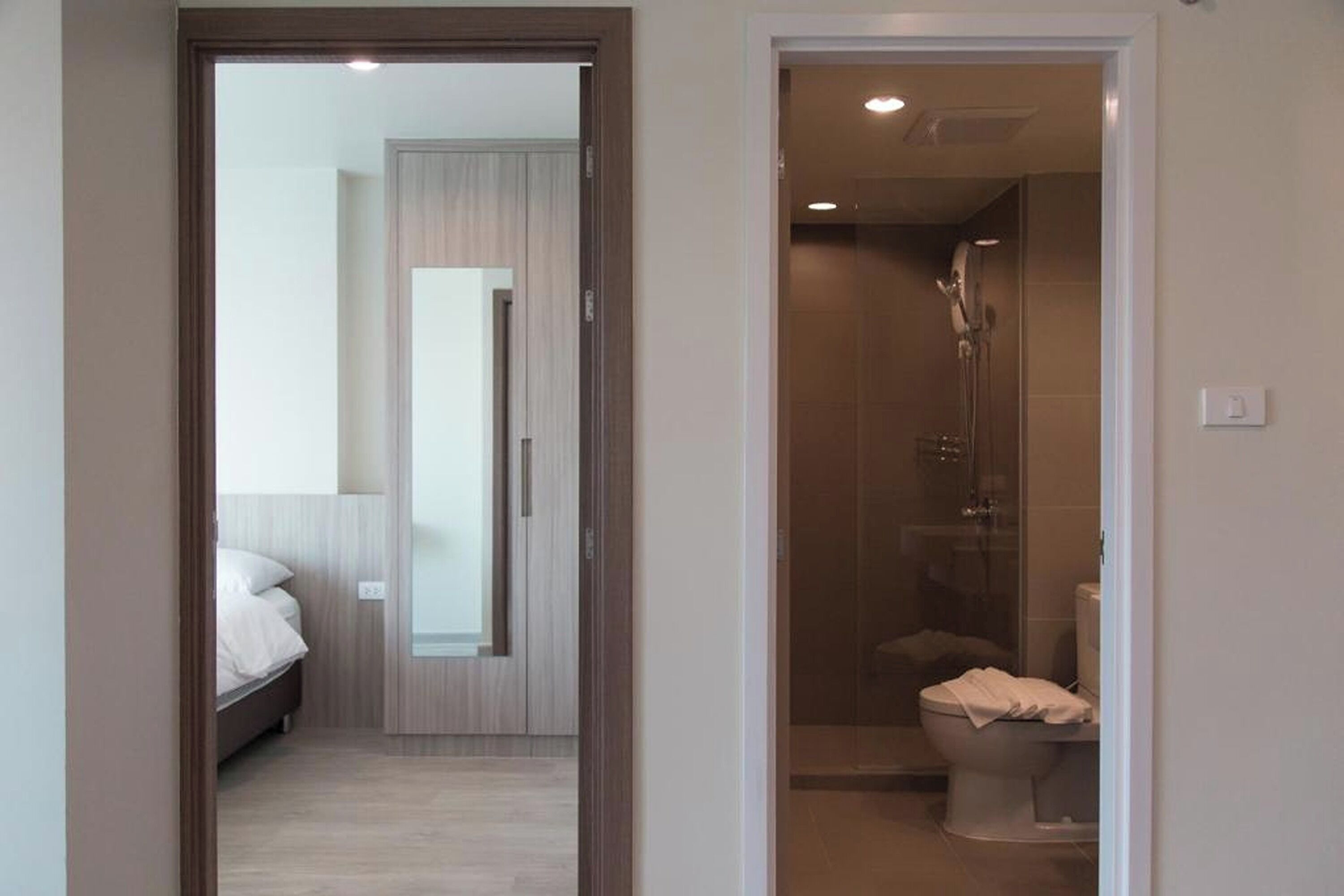 مكتب وملاءات أسرّة