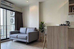 Standard-Apartment, 1 Schlafzimmer | Wohnbereich | 32-Zoll-Flachbildfernseher mit Kabelempfang