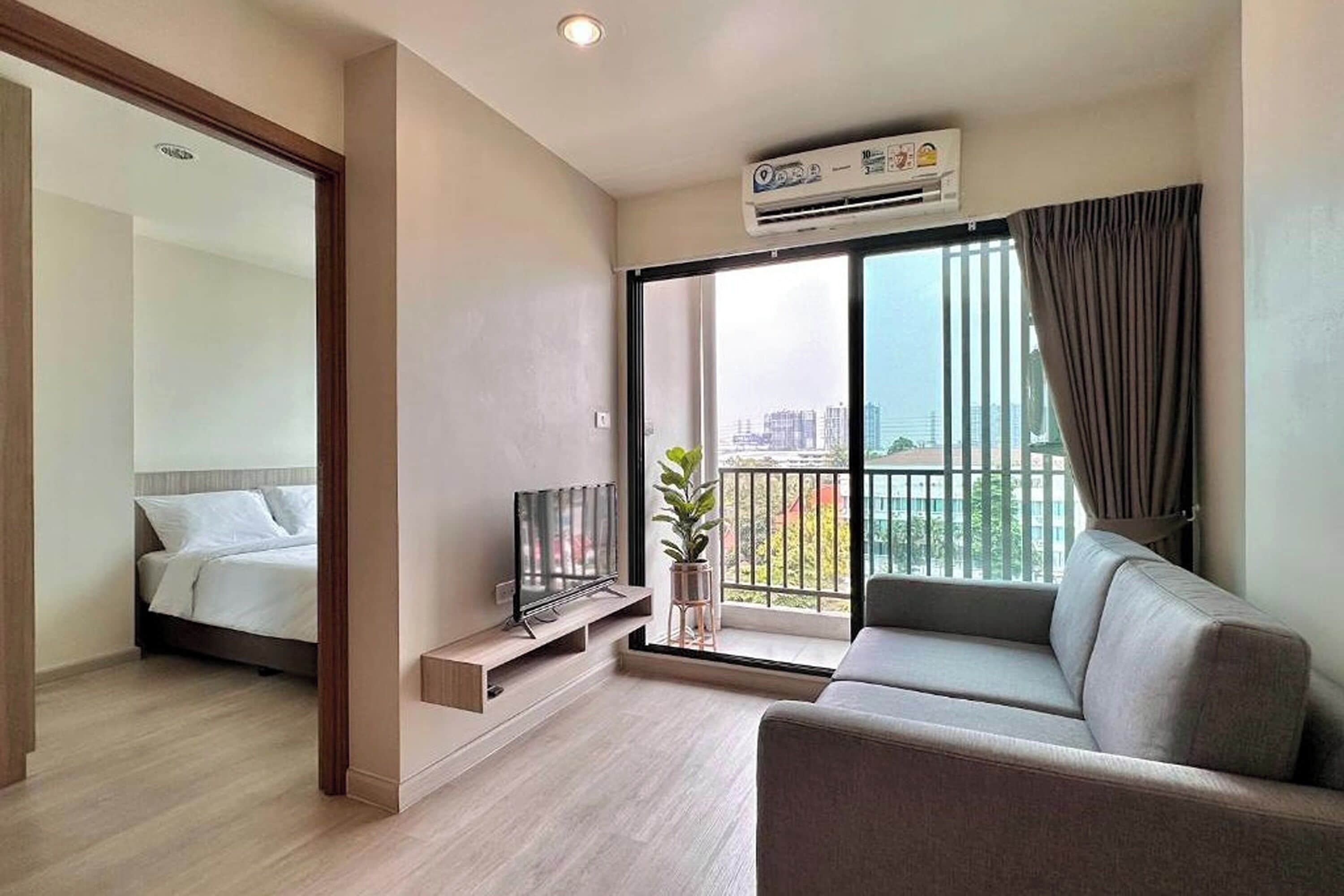 One Bedroom Double Bed | Desk, bed sheets